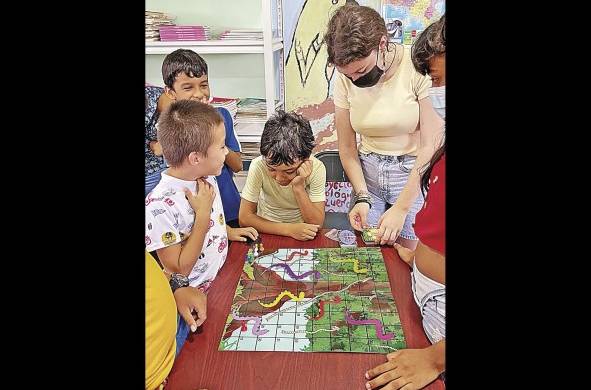 Niños de la comunidad de Pedasí aprenden a jugar Panamá en 100 pasos