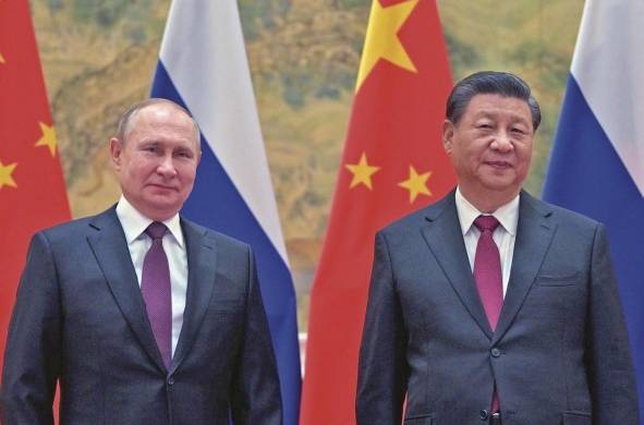 Los presidentes chino, Xi Jinping,(i) y ruso, Vladimir Putin (d).