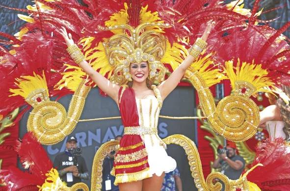 La reina del Carnaval capitalino Alegría y Tradición 2020, Julia Marina López, se despidió ayer de los cientos de festejantes que se dieron cita en la Cinta Costera.