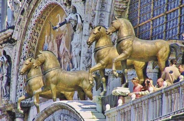 Los caballos de San Marco son cuatro estatuas de caballos de aleación de bronce, originalmente pertenecientes a una cuadriga triunfante.
