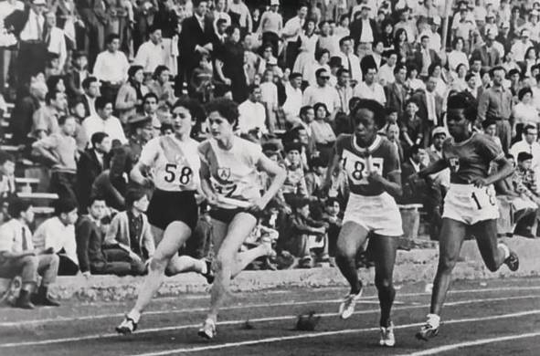 Carlota Gooden recibe el testigo de Silvia Hunt (extremo derecho), durante la final de los 100 metros planos del Iberoamericano Atlético de Chile 1960.