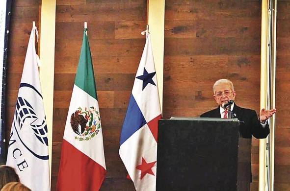 Momentos en que el embajador de Panamá en México, Alfredo Oranges, ofrece el discurso de bienvenida al encuentro “Conectando con Panamá”.