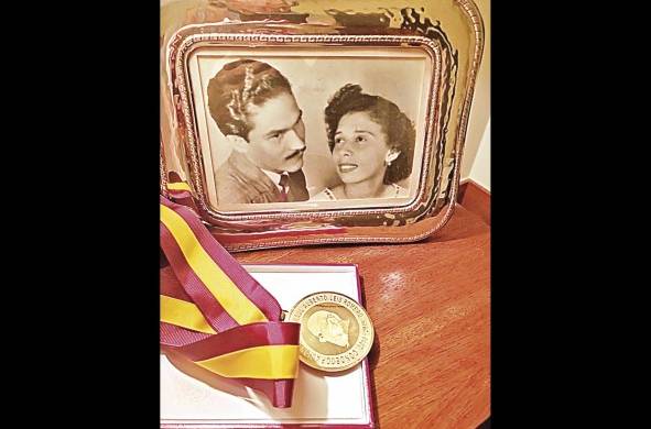 La medalla Raúl Leis. Al fondo, una foto de los padres de Nadya Vásquez