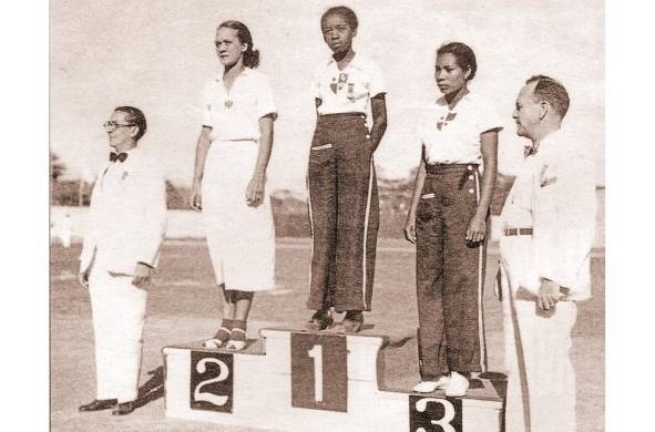 Las atletas panameñas Lilia Wilson (centro) e Isabel Sullivan (Der.) lograron las preseas de oro y bronce en el salto de altura de los Centroamericanos y del Caribe de 1938, realizados en Panamá.