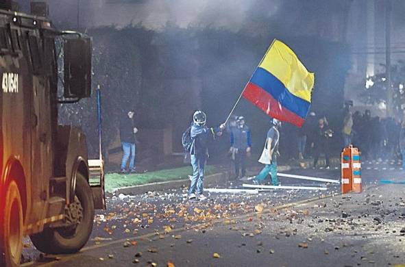 Enfrentamientos entre manifestantes y policías, en abril, por la reforma tributaria propuesta por el Gobierno colombiano.