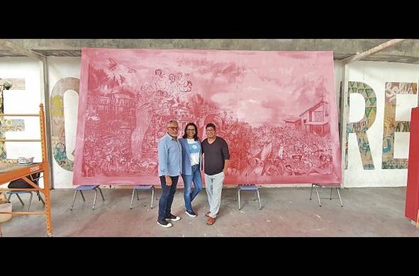 El artista plástico Orlando Acosta, junto a la cineasta Delfina Vidal y el maestro Aristides Ureña Ramos, frente a la obra de Ureña.