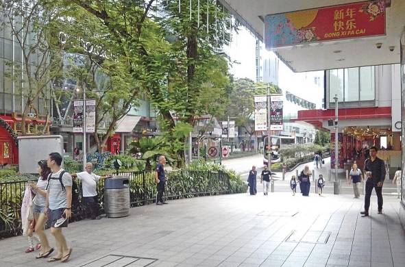 Orchard Road es la calle comercial más famosa de Singapur con tiendas de lujo hasta gastronomía de clase mundial y alberga una gran cantidad de experiencias.