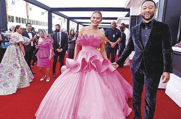El cantante John Legend junto a su esposa.