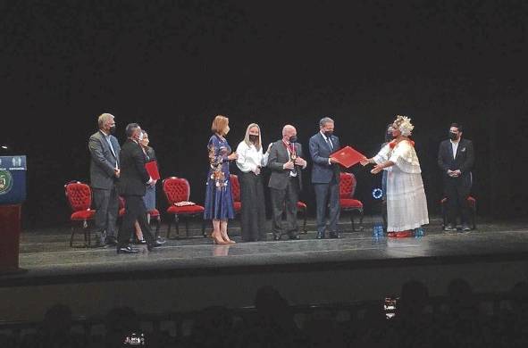El presidente de la República, Laurentino Cortizo, hace entrega de la condecoración al poeta Manuel Orestes Nieto.