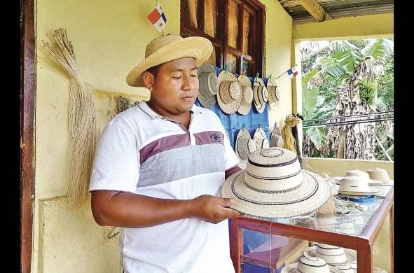 En el interior del país se confeccionan diferentes tipos de sombreros con materiales diversos. Hasta ahora no existe un proceso industrial para su producción; se elaboran mediante técnicas que los artesanos han compartido por generaciones.
