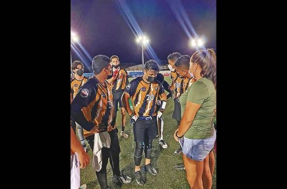 Ashley Sánchez da instrucciones a su equipo masculino, durante un partido de 'flag football' en la capital.