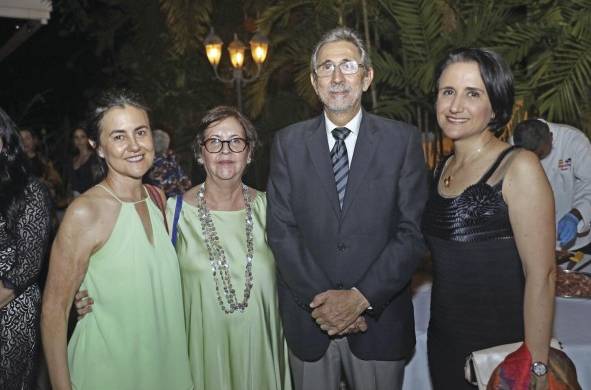 Adoración León, Nancy Calvo, Carlos Cano y Teresa Moll de Alba
