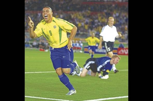 El brasileño Ronaldo Nazário celebrando un gol ante Alemania en la final de la Copa Mundial de la FIFA Corea del Sur-Japón 2002.