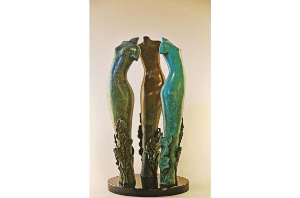 La escultura de Pino se caracteriza por su emoción y movimiento.