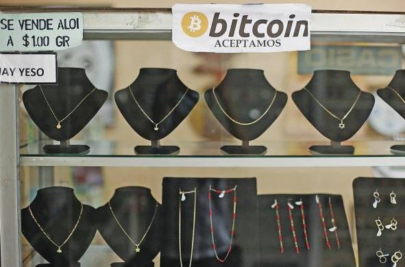 Artículos de joyería expuestos en una tienda que acepta pagos en bitcóin, el 5 de septiembre de 2022 en San Salvador.