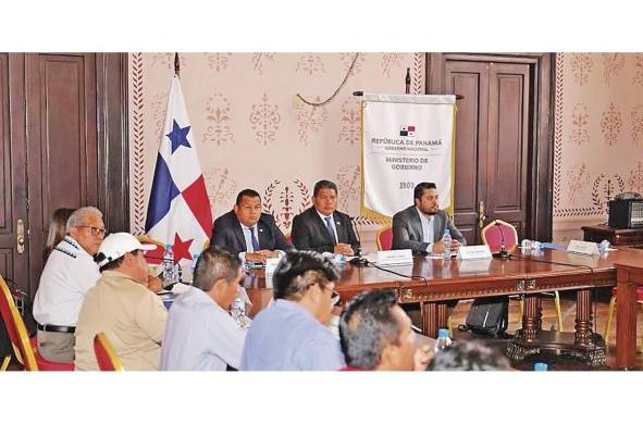 Mesa de diálogo entre el gobierno y los pueblos indígenas.