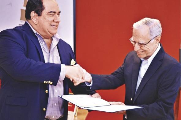 El vicepresidente de la Fundación Pro Biblioteca Nacional, Fernando Gómez Arbeláez, otorgó un reconocimiento a Ricardo Alfaro, esposo de Gloria Guardia.
