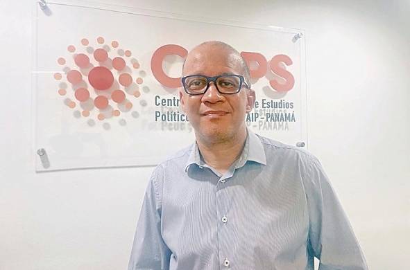 Doctor en ciencias políticas y sociología de la Universidad Complutense de Madrid, España.