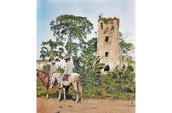 Fotografía a color de la torre de Panamá Viejo; se desconoce el autor y el año preciso. Se estima sea de data cercana al año 1950.