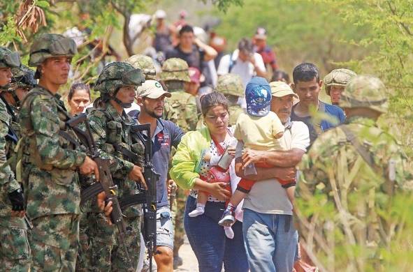 Miles de venezolanos abandonan el país diariamente