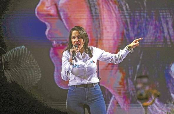 La candidata a la Presidencia de Ecuador del movimiento Revolución Ciudadana (RC), Luisa González