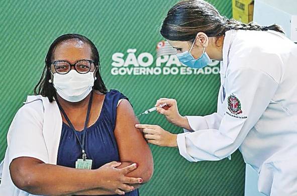 La campaña de vacunación solo ha llegado a un 5.2% de la población brasileña.