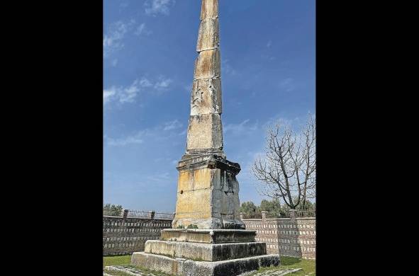 Obelisco en honor de Cassius Philiscus en Elbeyli