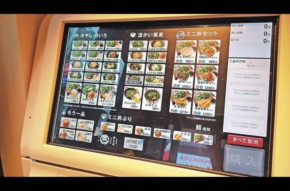Pocos expendios de comida rápida en Tokio cuentan con meseras, en cambio poseen monitores digitales, donde se ordena y se paga el platillo.