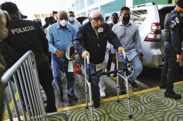 El expresidente Ricardo Martinelli a su llegada a la sede del Sistema Penal Acusatoio en plaza Ágora.