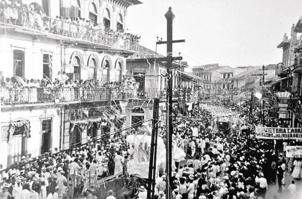 Desfile de carrozas en la avenida Central durante el carnaval, ciudad de Panamá. Circa 1920.