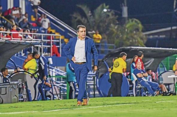 A Claudio Vivas, el entrenador de Costa Rica, le sorprendió que le dejaran sin la opción de cerrar en casa. El exasistente técnico de Marcelo Bielsa en la Selección Argentina (1998-2004) no gusta de dar ventajas, aunque sean mínimas.