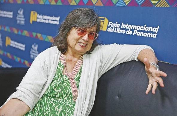 La novelista colombiana presenta su última obra 'Canción de antiguos amantes'.