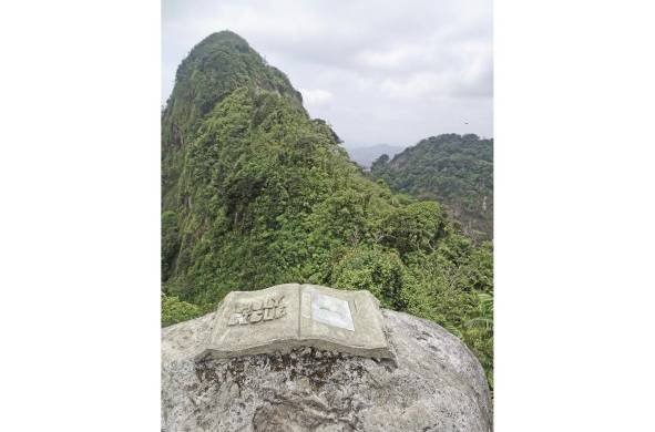 El paisaje tiene muchas piedras grandes que se han ido desprendiendo de Cerro Trinidad durante millones de años.