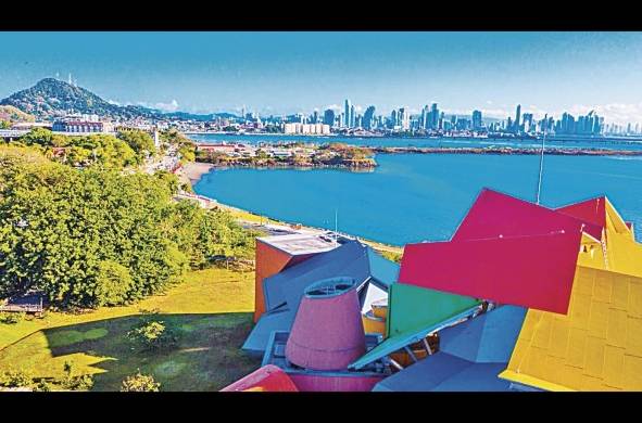 Vistas de la ciudad de Panamá y el Biomuseo, puntos clave para el entretenimiento y la ciencia.