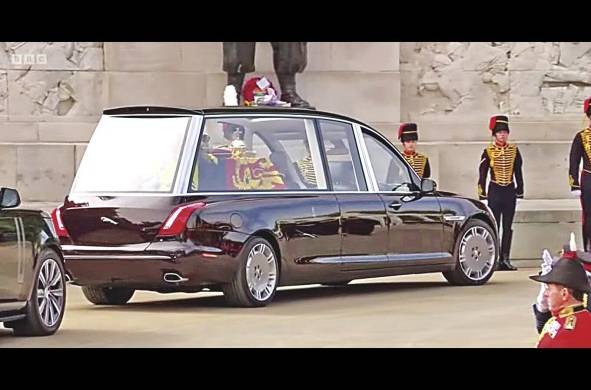 El auto que lleva el ataúd de la reina Isabel II se dirige a la capilla de San Jorge, en el castillo de Windsor.