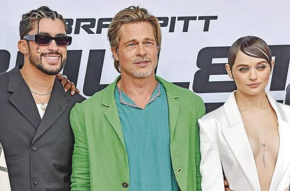 Bad Bunny, Brad Pitt y Joey King llegan para el estreno de Hollywood de 'Bullet Train', película en la que el cantante actuó.