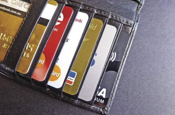 El mercado de tarjetas de crédito de la plaza panameña cuenta con una variedad de productos, con características adecuadas al perfil de los tarjetahabientes, pero también con  distintas tasas  promedio de  interés anual.