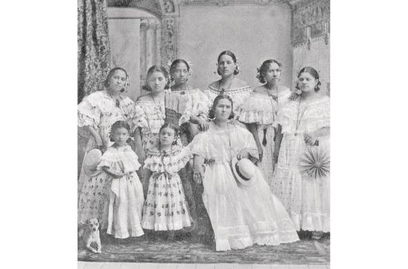 Mujeres de Panamá vestidas con traje de pollera.
