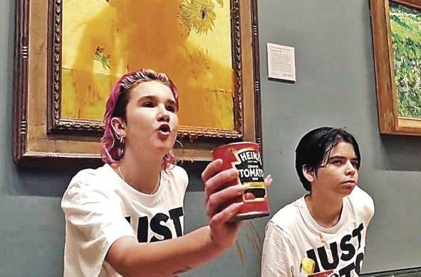 Anna y Phoebe, activistas de Just Stop Oil, en la galería de Londres donde realizaron el 'ataque artístico' a la pintura de Van Gogh.