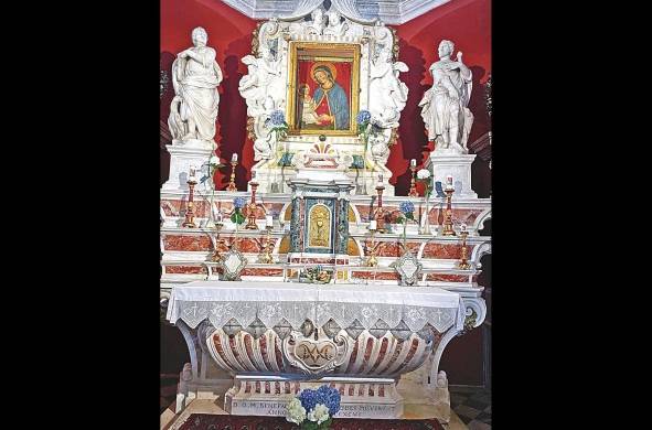 Altar del la iglesia de Nuestra Señora de las Rocas