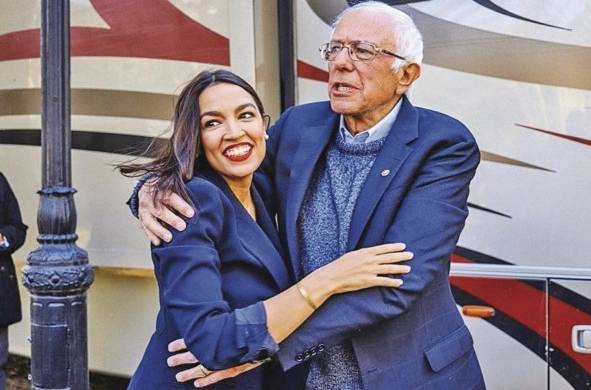 La congresista Alexandra Ocasio-Cortez, con el político estadounidense, Bernie Sanders.