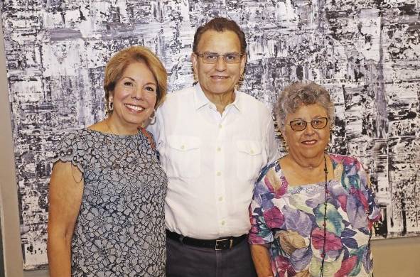 Marta de Quintero, José Quintero y Marisol Lombana