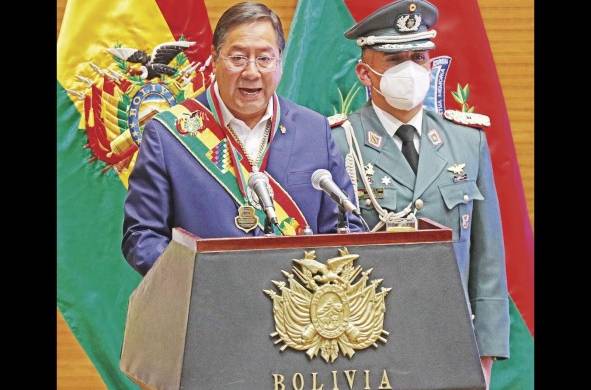 El presidente de Bolivia, Luis Arce, habla durante la sesión de honor de la celebración de los 213 años de la gesta libertaria del 16 de julio de La Paz.