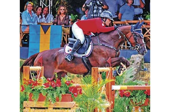 Victoria Heurtematte obtuvo la primera presea de oro femenina de la equitación istmeña en unos juegos regionales.