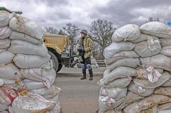 Separatistas prorrusos dicen haber evacuado a más de 300 civiles de Mariúpol.