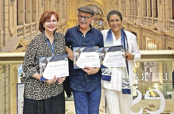 Los ganadores del taller Quimera: Gladys Sevillano (izq.), Armando Granja (cent.), y María Isabel Pino.