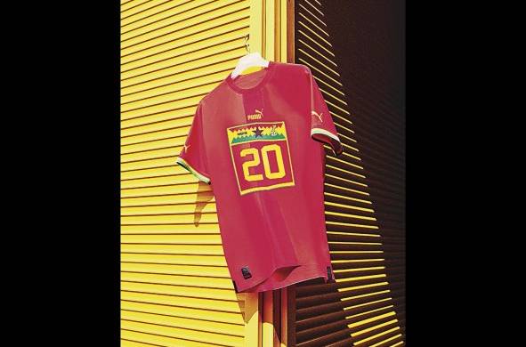 Selección de Ghana. Puma. Visitante Con un estilo parecido al de Uruguay, Ghana utilizará una camiseta roja junto con el número y el escudo de la federación en el medio. También tendrá detalles en alusión a su bandera en el medio.