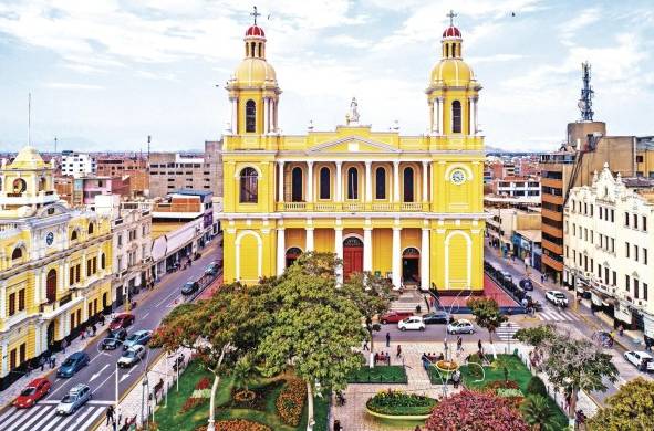 La Catedral de Chiclayo está ubicada en el parque principal de la ciudad, su construcción es de estilo neoclásico.