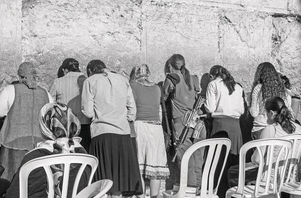 Mujeres rezando en su sitio asignado en el Muro de los lamentos, Israel