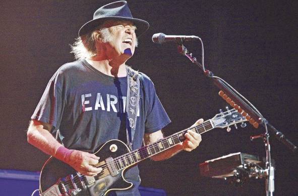 Neil Young (76 años) es considerado uno de los rockeros más influyentes de su generación.